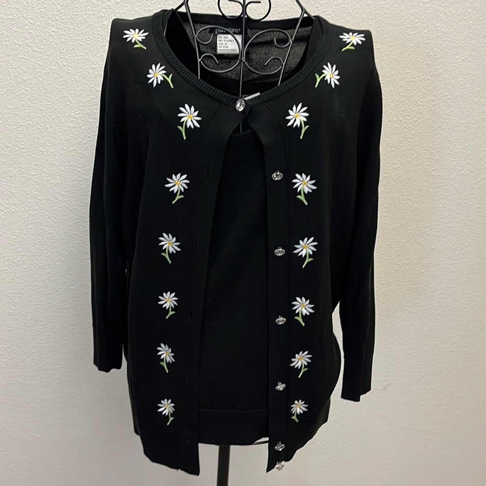 KAREN KANE TWO PIECE SWEATER SET WITH EMBROIDERED DAISIES